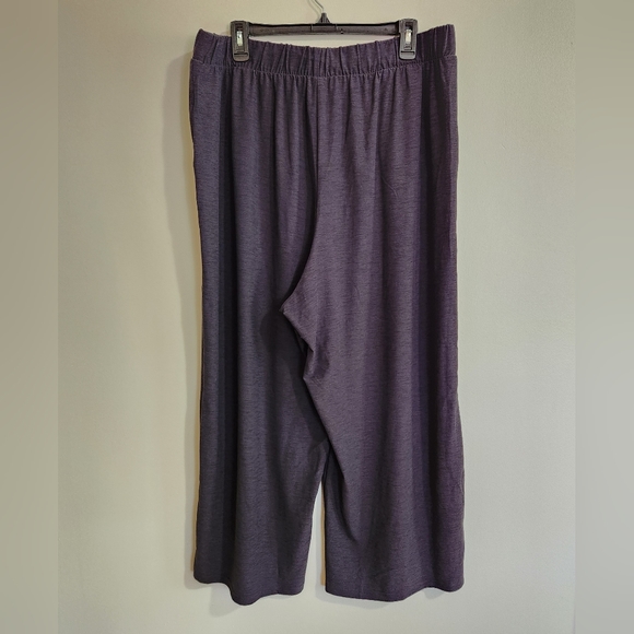 Old Navy Women's Breathe On Charcoal Gray/Black Wide-Leg Cropped Pants - Picture 5 of 7